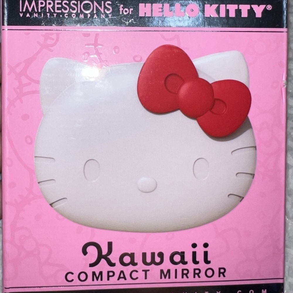 Hello kitty face compact mirror. Hello Kitty LED on the go mirror